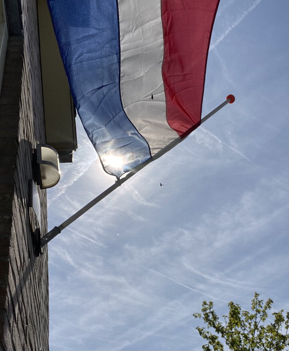 En vandaag herdenken we allen die hun leven in de waagschaal stelden voor de vrede. En het met de dood moesten bekopen. #4mei #dodenherdenking
