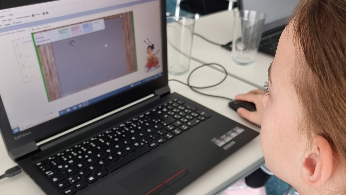 lisegmbh's tweet photo. 🔙 Throwback Thursday: Letzte Woche war @Der_GirlsDay! Wir durften 4 neugierigen &amp; smarten Mädels den Beruf der Softwareentwicklerin näher bringen. Mit AntMe!, großer Pizzapause und 'ner Runde im Flugsimulator war für viel Abwechslung gesorgt. 🎉 Wir freuen uns aufs nächste Mal! https://t.co/0f3PQ750Ob