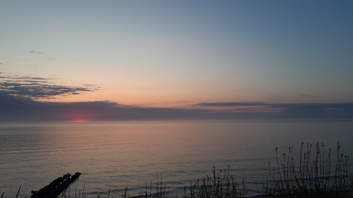 PerfectSara3's tweet photo. Good morning. 
Happy Thursday!
Looks like it's going to be a beautiful day. 
#LakeMichigan
#Wisconsin https://t.co/5xUE6KaTmr