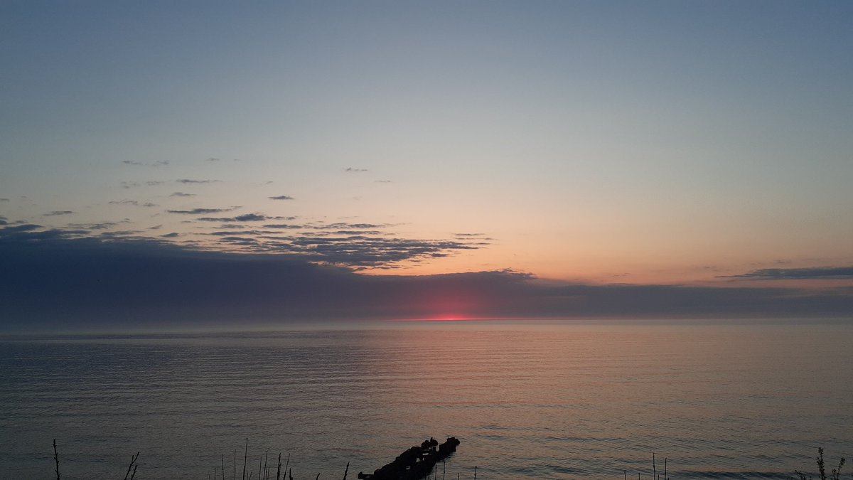 PerfectSara3's tweet photo. Good morning. 
Happy Thursday!
Looks like it's going to be a beautiful day. 
#LakeMichigan
#Wisconsin https://t.co/5xUE6KaTmr