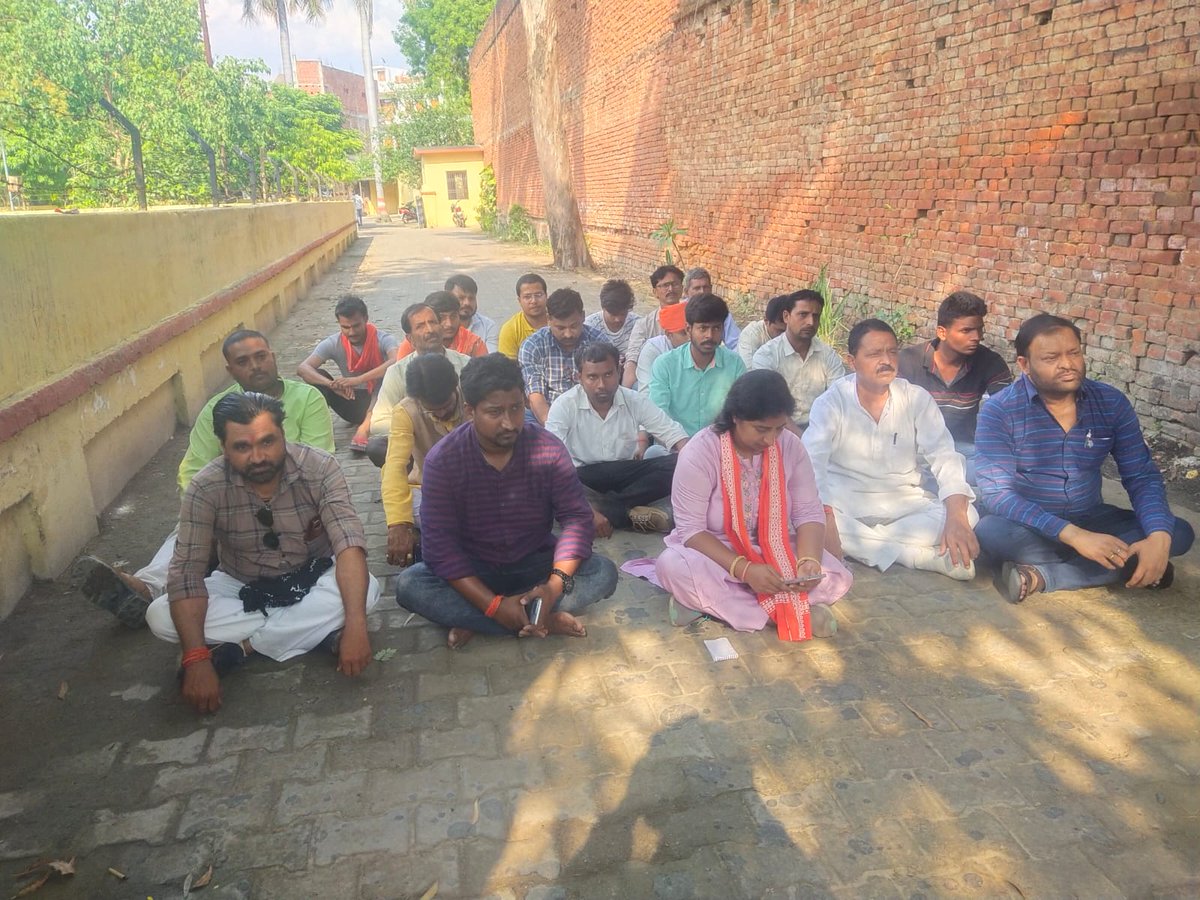 YadavChavinath's tweet image. भाजपा प्रत्याशी सुमन साहू जी का प्रदर्शन पर बैठना चुनाव अधिकारियों एवं प्रशासन अधिकारियों पर सवालिया निशान खड़ा करता है,अगर सही तरीके से मतदान हो रहा है तो फिर यह सब क्या है, कृपया प्रशासन मामले को संज्ञान ले.@ECISVEEP
@myogioffice 
@dgpup 
@igrangealld 
 @satpal_IPS 
@Uppolice