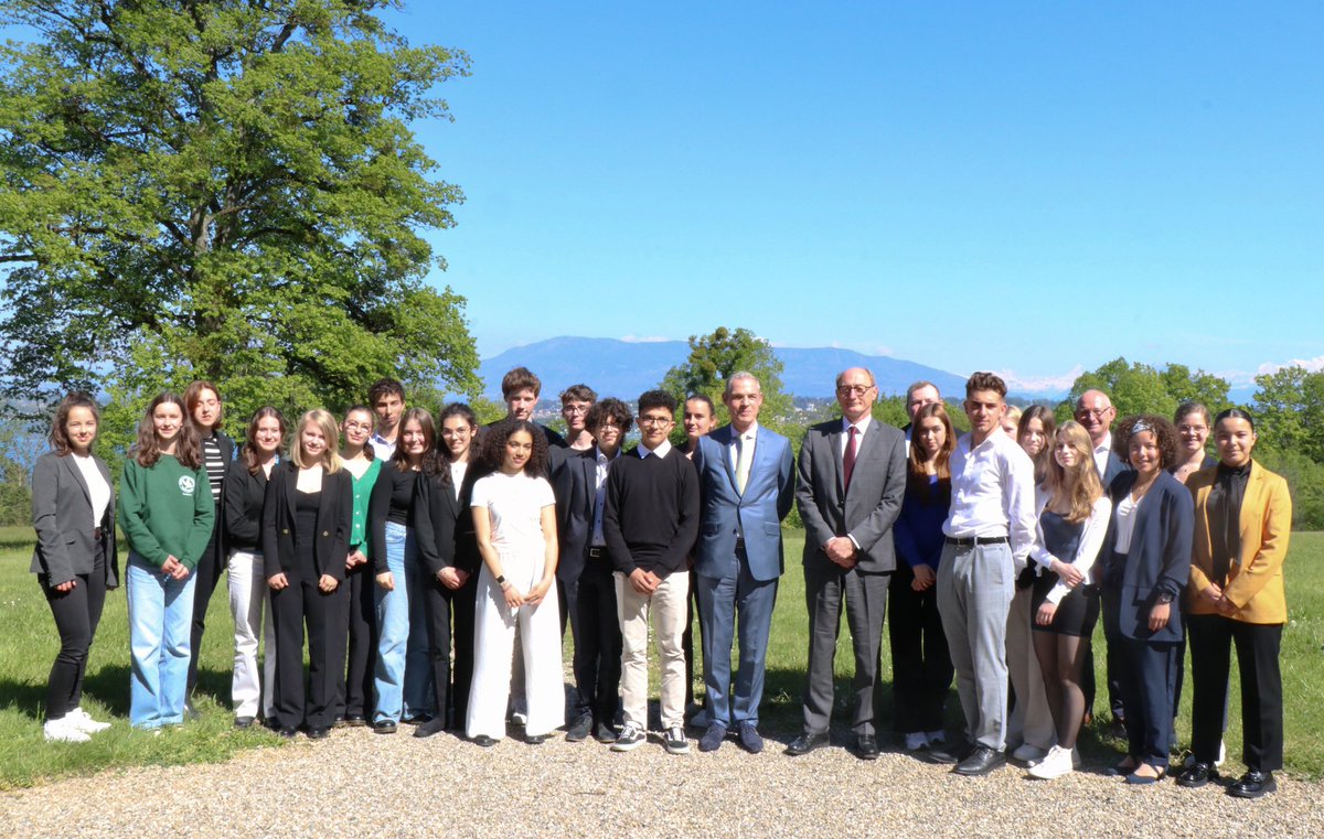 FranceONUGeneve's tweet photo. Rencontre entre les élèves du lycée international de Ferney-Voltaire et l’Ambassadeur @JeromeBonnafont à @FranceONUGeneve.
Un échange stimulant avec la jeune génération sur le multilatéralisme en vue de leur participation au #FerMUN 2024, exercice de négociations à l’@ONU_fr. https://t.co/YPU1dlghaD