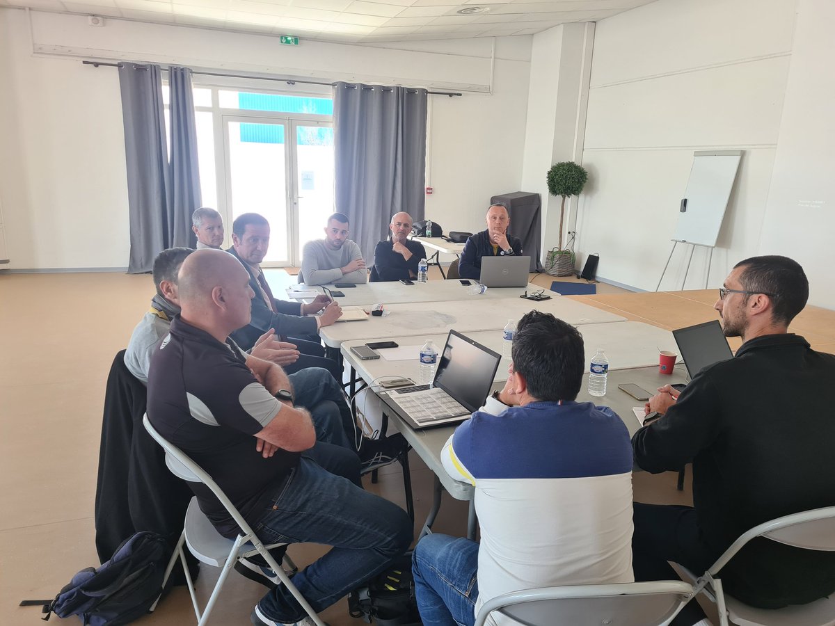 AvenirSecours's tweet photo. ♻️ Vie du Bureau National ♻️

Réunion Régionale @AvenirSecours  @PACA acceuil chez @SDIS83 
Mots d'accueil du #DDA83 
Travaux des présidents de section de la région, animation par délégués régionaux en présence du secrétaire général. 
Échanges riches et passionnants 😉 https://t.co/EjRDTjXX28