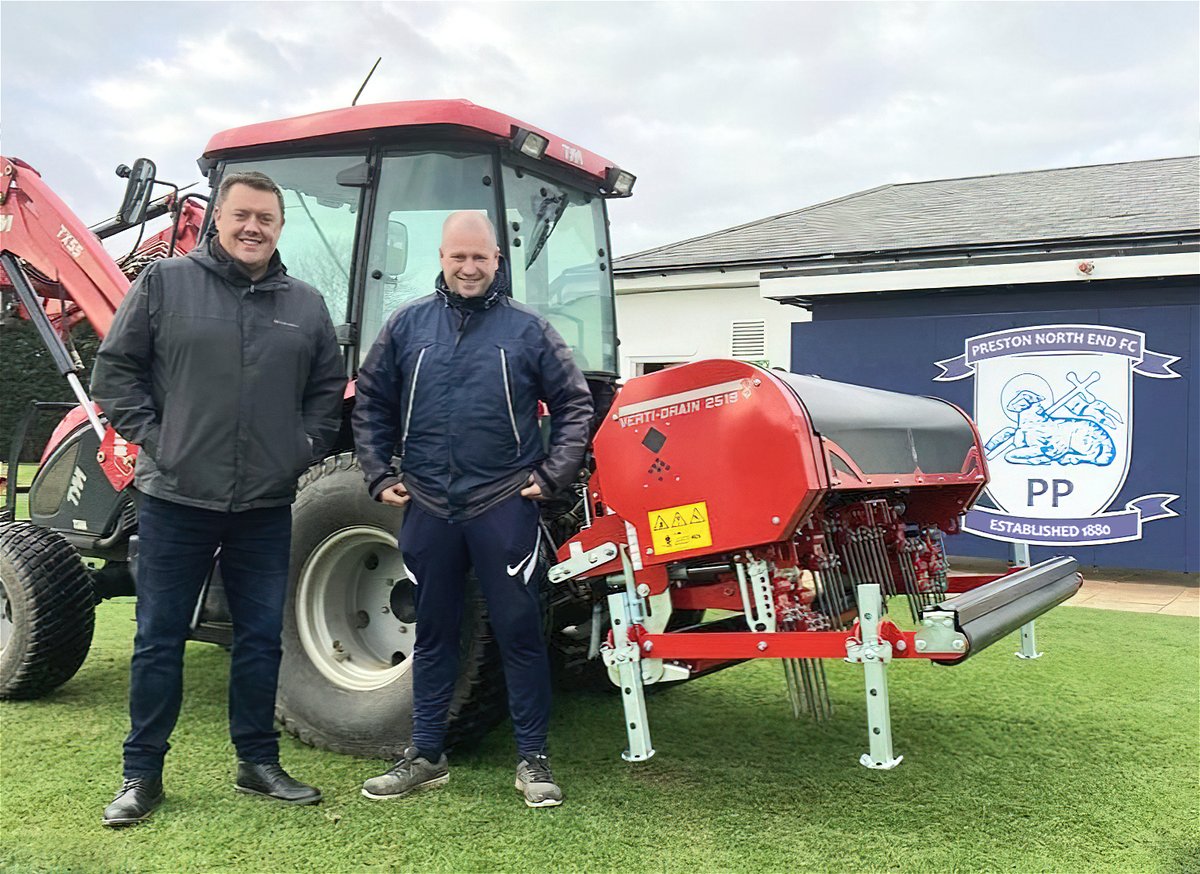 RedeximUK's tweet image. 🗣 "Since the delivery of our 2519, we’ve been #aerating around our other tasks, keeping us in control of any #compaction &amp;amp; ensuring everything stays free #draining...” 

Read how the high-speed Verti-Drain is helping @peteash04 in the race against tine!: bit.ly/3AShSVh