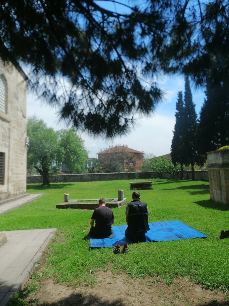 Kabrin Başında Secde eden 2 Müşrik Gördüm Dayanamadım Foto Çektim