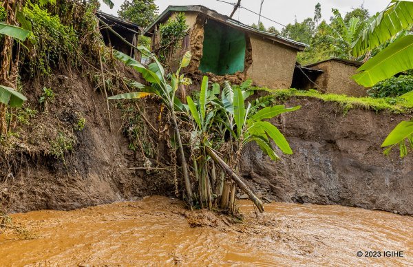 EnviroRwanda's tweet image. Abantu 130 bapfuye, #inzu 5100 zirasenyuka n’#imihanda 17 irangirika: Ibimaze kwangizwa n’#ibiza

Kanda➡️bit.ly/3NEB7JJ

#REJ