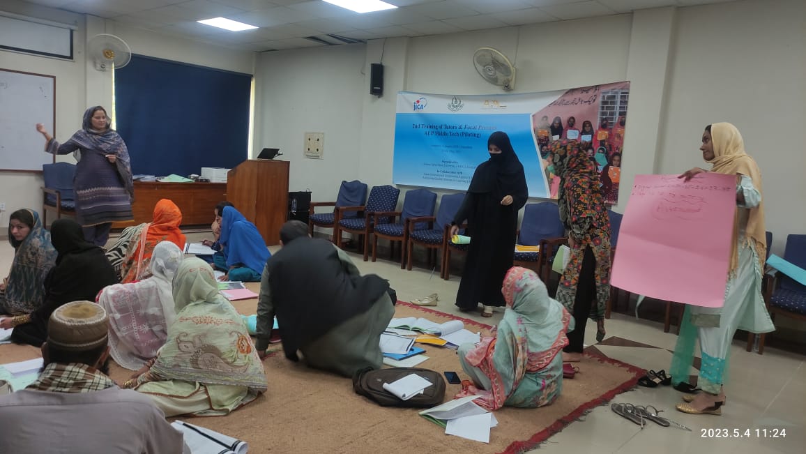 AqalJica's tweet photo. Day 2 of on-going "Four-Day Teacher Training on ALP-MiddleTech Program" at @OfficialAIOU, ISD attended by 18 #MiddleTech #teachers Punjab, ICT and KP. Ms Memoona Tariq conducted the session on #English assisted by JICA-AQAL training team followed by demo lessons by the trainees https://t.co/h6eIeWqv7J