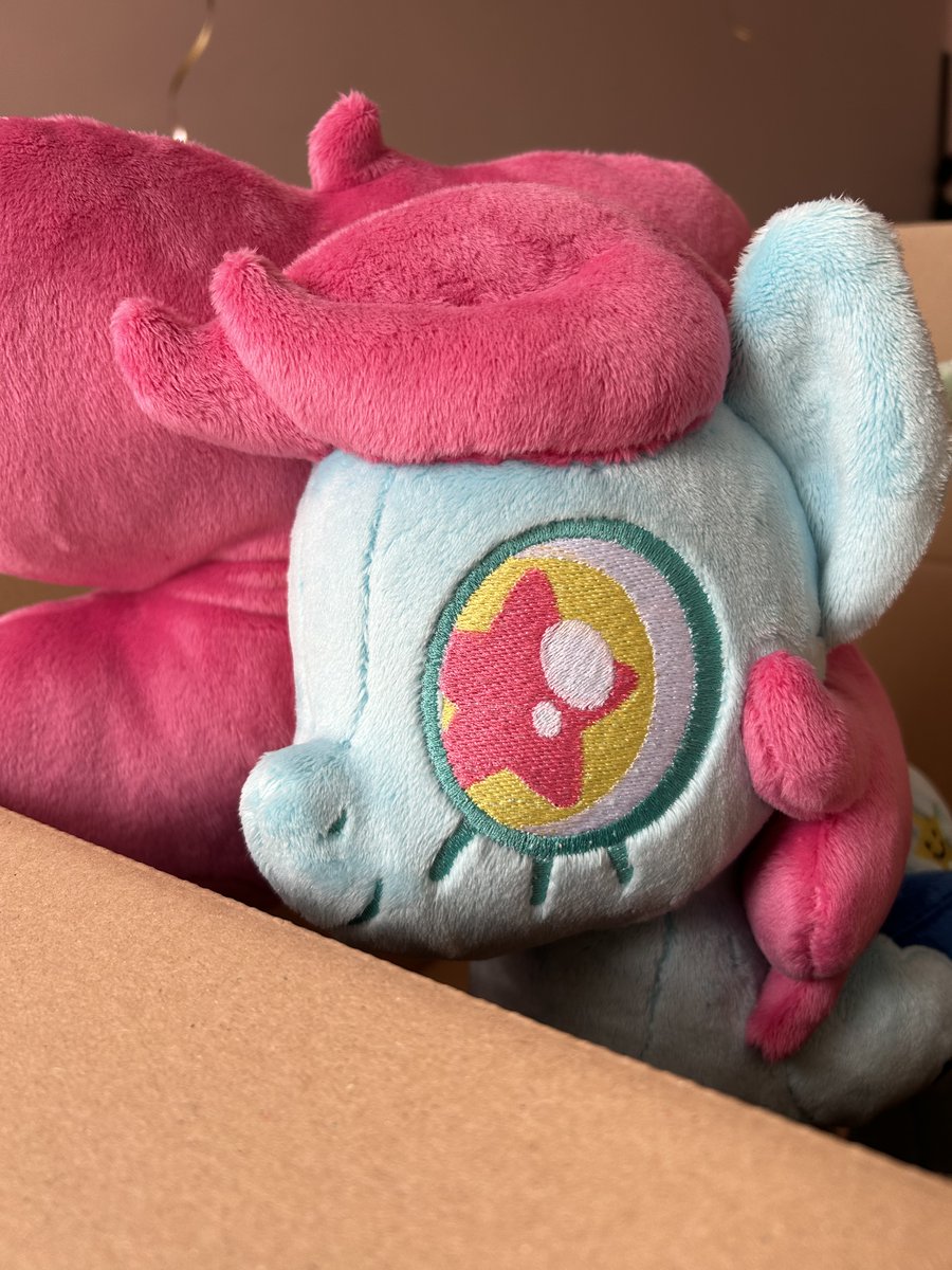 Time to say goodbye! New plushie shipped to her owner. ❤️
#mlp #mlpfim #mylittlepony #mylittleponyfriendshiismagic #pony #pegasus #plush #plushie #mlpplush #commission #handmade #equestriadaily #star #galacon