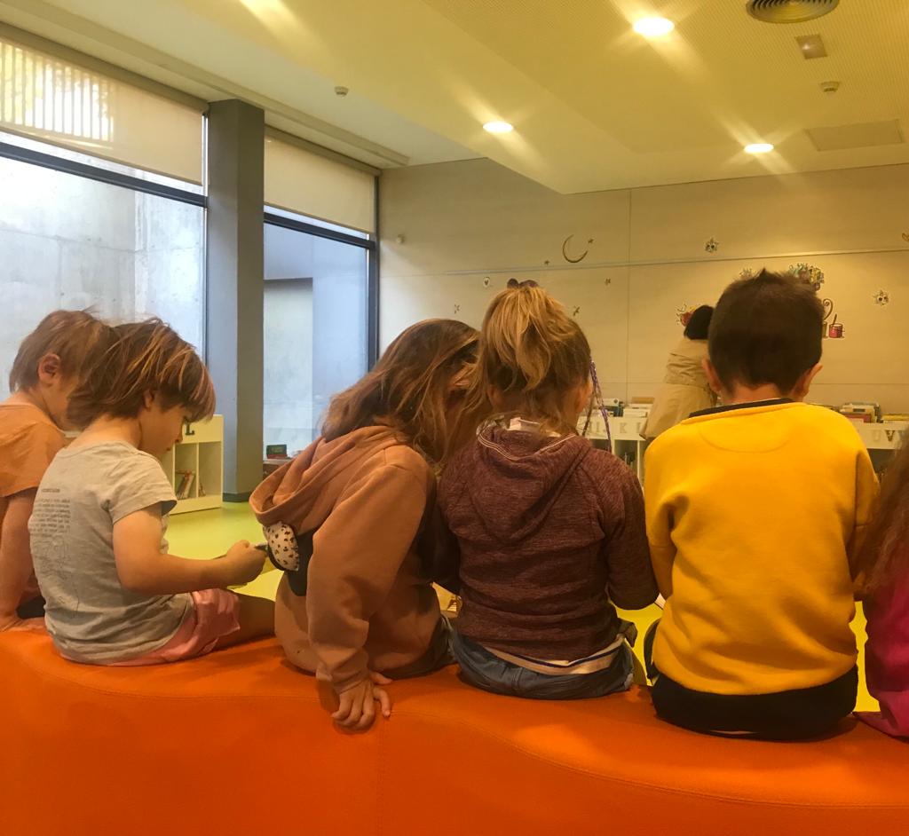bmanresaab's tweet photo. Aquest matí ens han visitat 2 grups de #petitslectors ❤️ de @BasesLes de #manresa 🔝😍 Ens ha encantat que vinguéssiu 🤗 us esperem ben aviat a la #biblioteca 😉📚
#visitesescolars #visitesdinfantil #bibliotequesxbm #bibliotequescat @bibliotequesXBM @ajmanresa @manresacultura https://t.co/iZRKPjfIeo