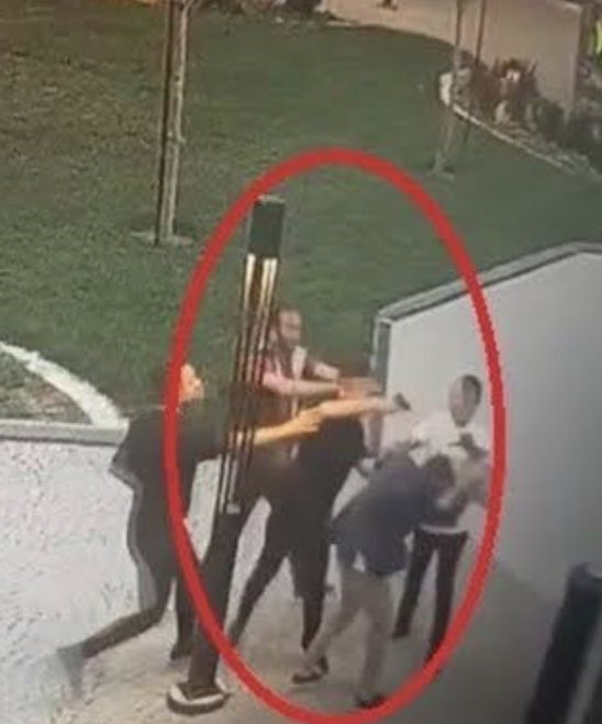 Bursa’da Prof. Dr. Murat Biçer hasta yakınlarının saldırısına uğradı.Silah kabzasıyla başından yaralayan saldırganlar serbest bırakıldı. Hakim,katalog suç kategorisine sokmadı. <a href="/drfahrettinkoca/">Dr. Fahrettin Koca</a>

#doktordövebiliyoruz