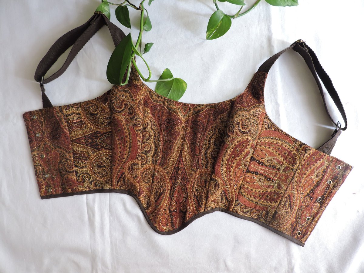 irenethat's tweet photo. ¿Qué hago con faldas con un estampado chulísimo pero q me van enormes? Pues un corset! ¿Qué os parece? https://t.co/nxVMarwdIM