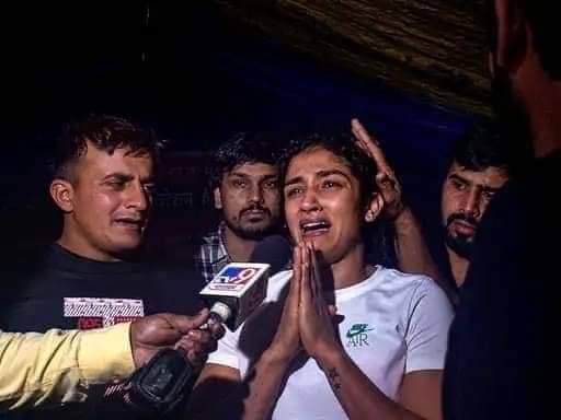 sonker_ragini's tweet photo. सरकार सो रही है
बेटियां रो रही है। 
देश के लिए मेडल लाने वाले खिलाड़ियों पर पुलिस लाठियां बरसा रही है। उनका बिजली पानी बंद कर दिया।
कहॉं है बेटी बचाओ - बेटी पढाओ का नारा देने वाले ?
स्वयं जो लज्जाहीन पड़े हैं
वे क्या लाज बचाएंगे
सुनो द्राैपदी शस्त्र उठालो 
अब गोविंद ना आएंगे।
 #indiastandwithchampions
#WrestlersProtest #WrestlersProtests