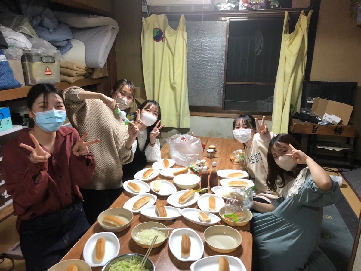 pens_greader's tweet photo. 今回は『町屋晩ごはん』を紹介します！🍽
PENSには、社員さんや私たちが活動する町屋の創筆庵という場所があります🎵

そこでウィンナーをお肉から作ったりパスタを麺から作ったり…ワイワイ楽しく作って食べています😊

他にも色々なイベントがあるので投稿をチェックしてみてください😉 https://t.co/kFgBeZHBCh