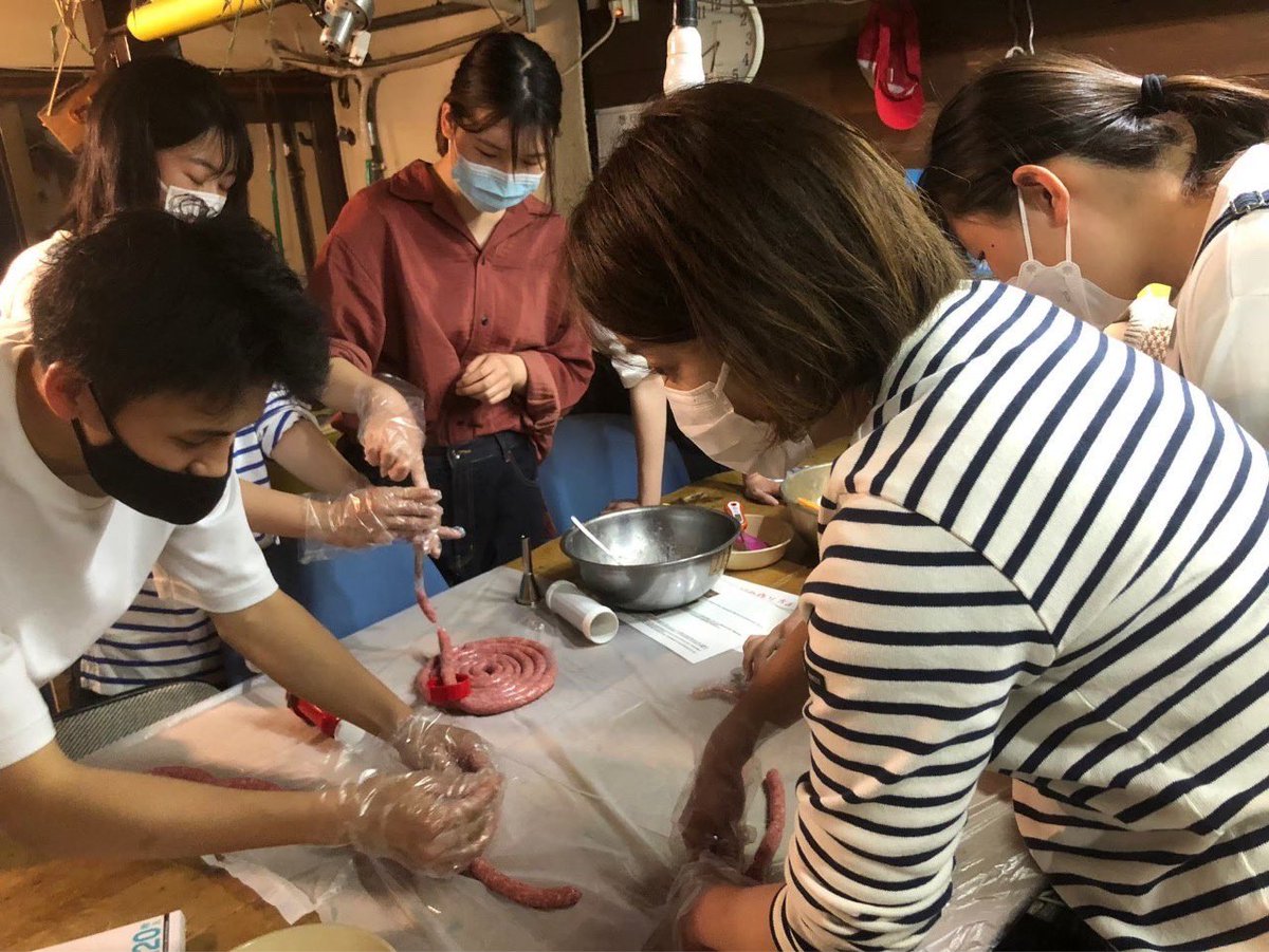 pens_greader's tweet photo. 今回は『町屋晩ごはん』を紹介します！🍽
PENSには、社員さんや私たちが活動する町屋の創筆庵という場所があります🎵

そこでウィンナーをお肉から作ったりパスタを麺から作ったり…ワイワイ楽しく作って食べています😊

他にも色々なイベントがあるので投稿をチェックしてみてください😉 https://t.co/kFgBeZHBCh