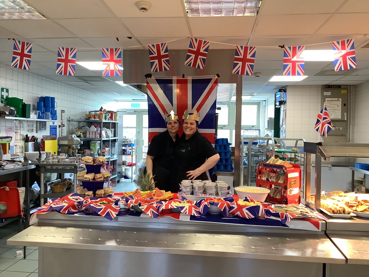 GB_Primary's tweet photo. Today the children enjoyed a special King's Coronation lunch prepared by our fabulous catering staff.  Food was served by our Royal guests! https://t.co/YSbqvclBU3
