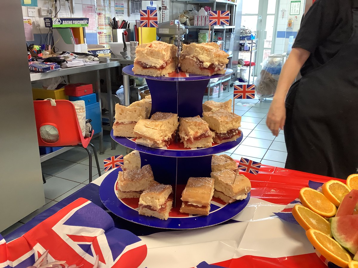 GB_Primary's tweet photo. Today the children enjoyed a special King's Coronation lunch prepared by our fabulous catering staff.  Food was served by our Royal guests! https://t.co/YSbqvclBU3
