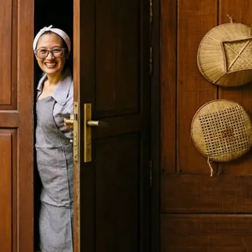 Asia_Talk's tweet photo. Chef Nak (real name Rotanak Ros) invites guests for a cooking class followed by dinner at her beautiful, old-style wooden home on the banks of the Mekong River, a short ferry ride from Phnom Penh.
https://t.co/SzYoU1Pvo8 https://t.co/b11xL9XfVh
