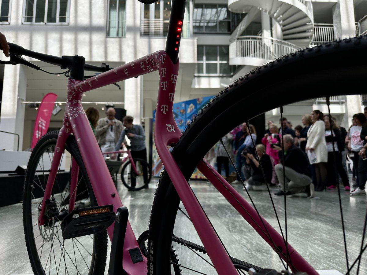 deutschetelekom's tweet photo. Tadaa!🎉Wir haben heute das Telekom Bike vorgestellt, welches sich Mitarbeitende ab sofort als Gehaltsumwandlungs-Fahrrad bestellen können. Cooles Design trifft neuste Technologie und #Nachhaltigkeit in der Produktion.🤩 Ein wichtiger Schritt Richtung nachhaltige #Mobilität.🚲 https://t.co/em2NRm80IZ