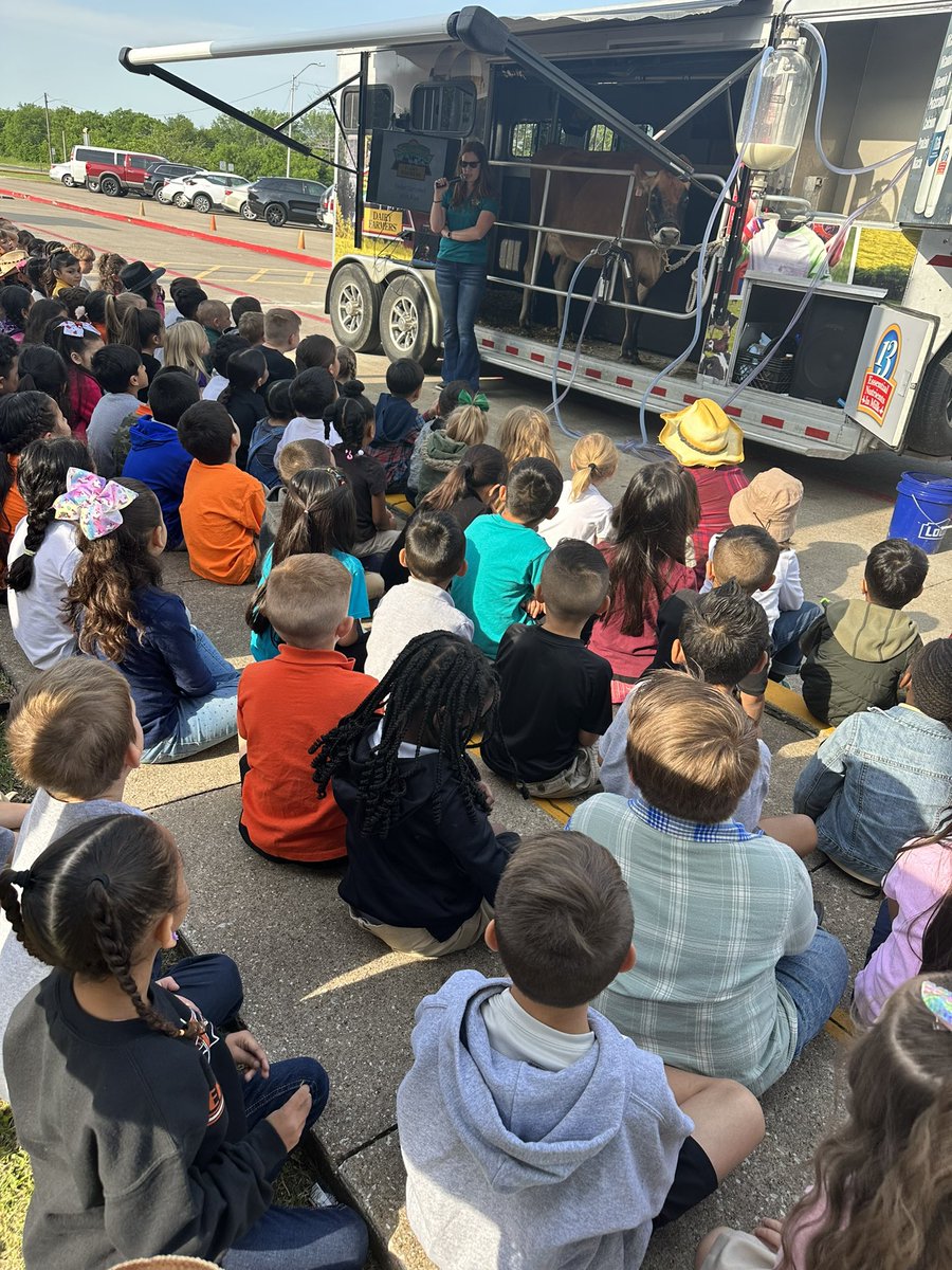 heyteacher83's tweet photo. The kids got to learn all about Allie today and how she makes milk! 🐄
#IngramIngenuity https://t.co/IOzZNkGBrY