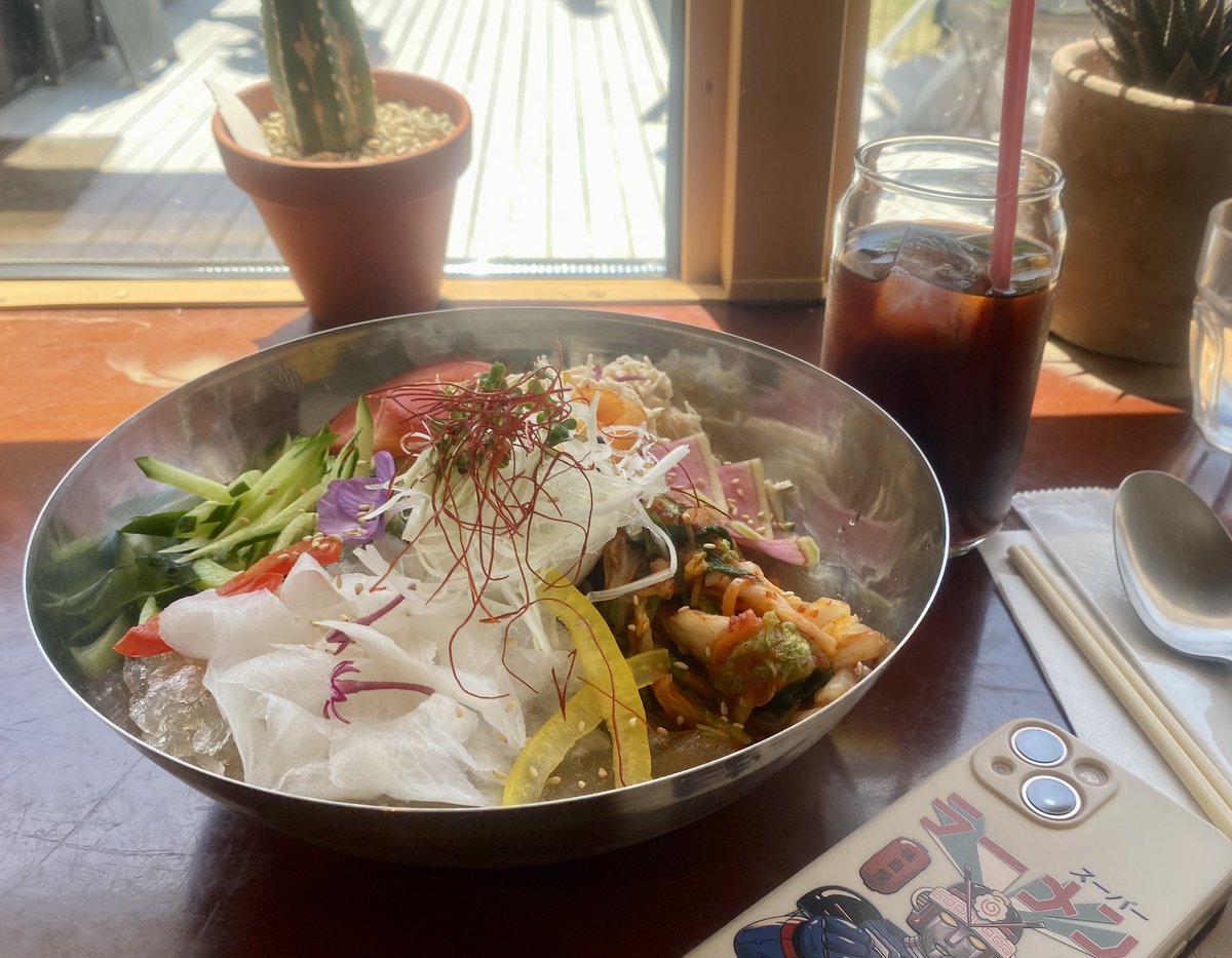 nagano_jihen's tweet photo. #かりがねサッカー場 で過ごした後は、 #山雅サポ では御馴染み #CUEcafe へ。珍しく #オシャ な昼飯。冷麺いただきました。
#松本山雅 https://t.co/LspLV2ahQ2