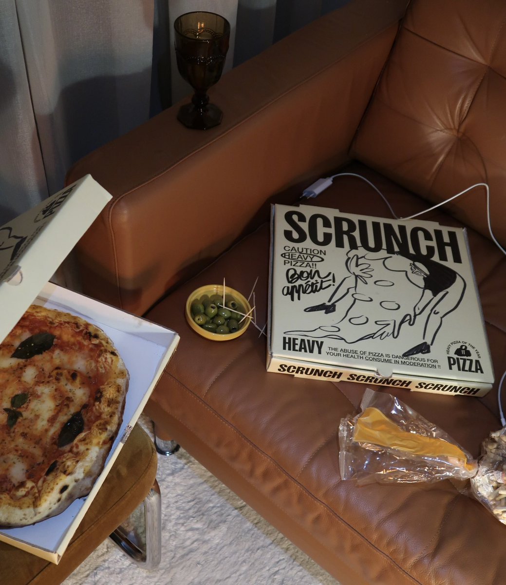 lionel_eh's tweet photo. Avec @elisa_esnlt, on a décidé de réaliser un projet pour  éveiller la nostalgie des dîners conviviaux 🍽️

Scrunch est né de cette volonté avec une pizza bien trop lourde pour être mangée seul(e)🍕 https://t.co/SErMBJLQCz