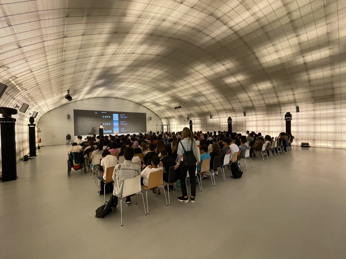 fundacionGSR's tweet image. ¡El auditorio lleno de público joven! Hoy Juan Solís, diseñador de personajes de #videojuegos y #cine nos explica su trayectoria en el ciclo ‘Literatura y videojuegos’ 📚🎮

Con la ayuda de @MADRID