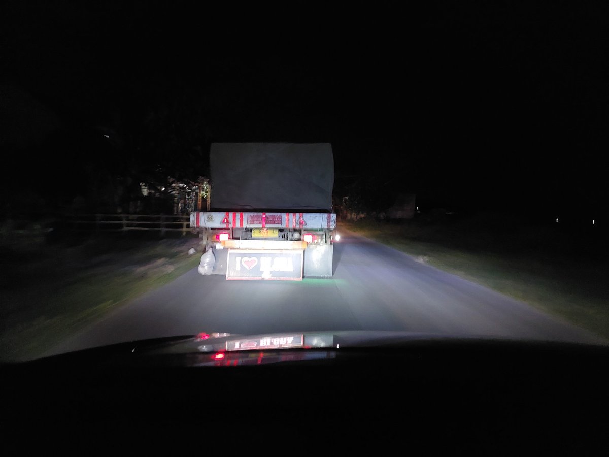 malisfuraida's tweet photo. Kebetulan saya beriringan dengan Truk Plat S, di belakang ada pesan I Love Blora. Terima kasih kepada pihak yang telah Sesarengan Mbangun Blora, sesuai dengan kemampuan dan bidang masing-masing. Semoga jadi amal sholehnya. Amin.... I Love Blora. https://t.co/bmTC33SmRB
