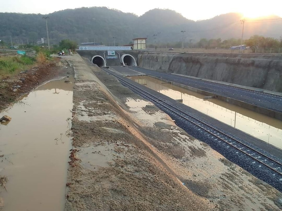 เสร็จแล้ว อุโมงค์ผาเสด็จ - หินลับ ฝั่งสถานีหินลับ อุโมงค์รถไฟที่ยาวที่สุดในประเทศไทย
อุโมงค์ผาเสด็จ-หินลับ เป็น1ใน 3 อุโมงค์ ของโครงการก่อสร้างรถไฟทางคู่ ช่วงมาบกะเบา – ชุมทางถนนจิระ ตั้งอยู่ในจังหวัดสระบุรี ระหว่างสถานีมาบกะเบา สถานีผาเสด็จ มียาว 5.20 กิโลเมตร