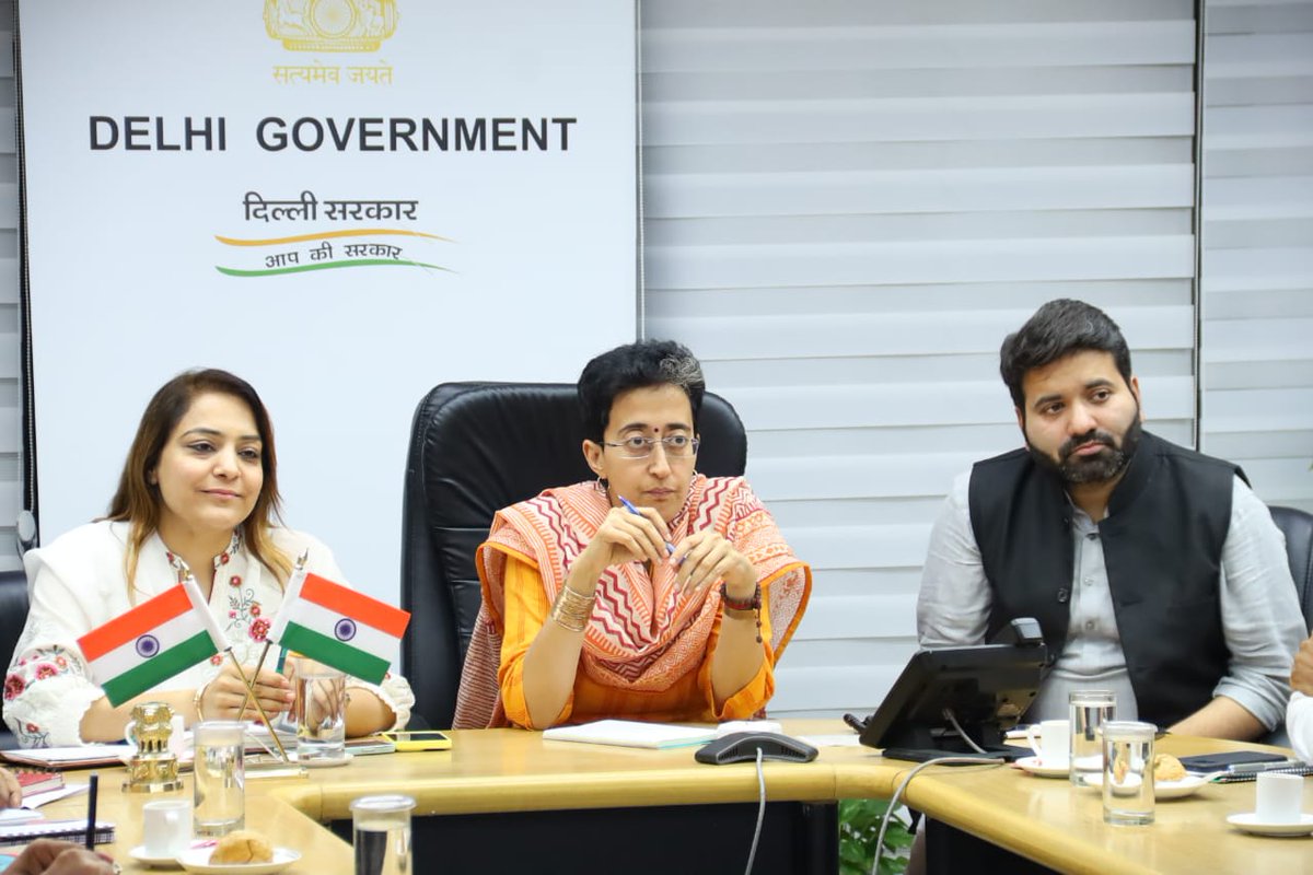 AtishiAAP's tweet photo. मेयर @OberoiShelly और डिप्टी मेयर @AaleyIqbal के साथ सभी MCD स्कूलों में समस्याओं की विस्तृत समीक्षा की

शर्मनाक है कि भाजपा ने 15 सालों में MCD स्कूलों का सत्यानाश कर दिया है। सैकड़ो स्कूल जर्जर पड़ी बिल्डिंग, स्टाफ़ और डेस्क जैसी बुनियादी सुविधाओं की कमी से आज भी जूझ रहे है। https://t.co/m0NnunZOG3
