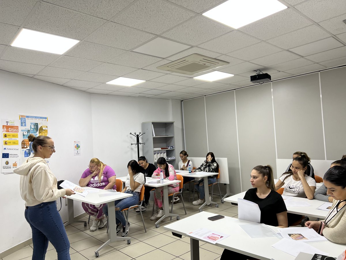 gitanos_org_CYL's tweet photo. #Valladolid comenzamos CPO Extensión de uñas esculpidas y manicura con Miriam Ferreruela, joven gitana referente por su trayectoria. Las chicas están muy ilusionadas,Miriam es muy conocida dentro y fuera de la comunidad gitana por sus espectaculares diseños ¡A tope! #ProgramaCali https://t.co/gDL8ueMUub