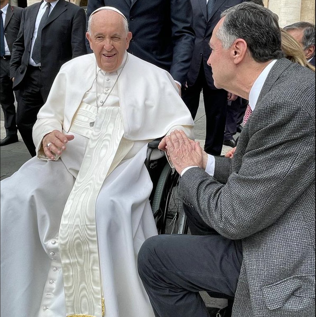 LRobertoBarroso's tweet photo. Em Roma para uma palestra sobre “Tributação e Novas Tecnologias”, organizada pela Universidade Sapienza e pela ESA, tive a venturosa oportunidade de um breve encontro com Sua Santidade o Papa Francisco, líder da Igreja Católica e grande humanista. https://t.co/cxoEMdvZoV