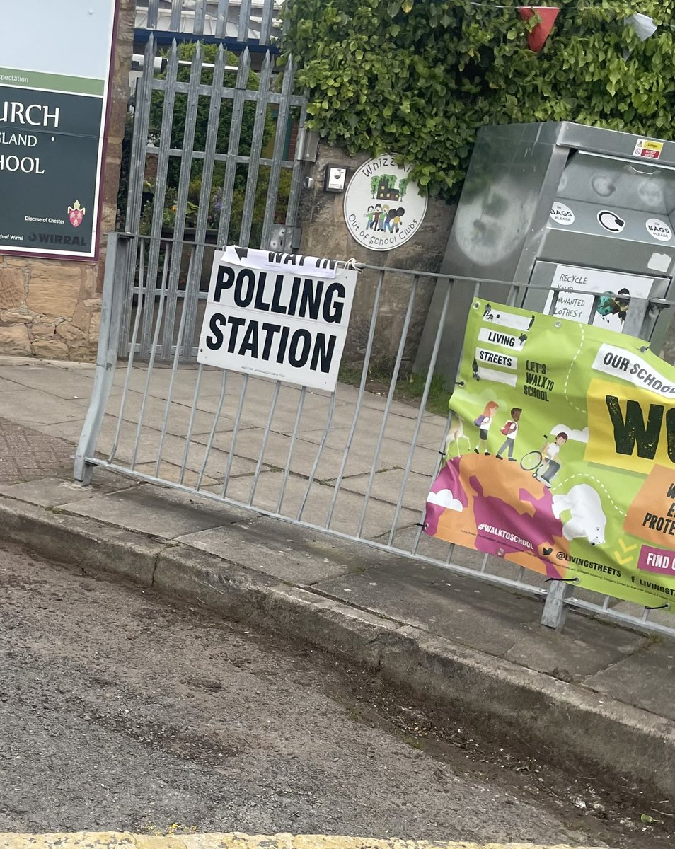 pinkrainydays's tweet photo. Voted and saw 2 #dogsinpollingstations #Ivotedlabour https://t.co/bSMO7UJhs3