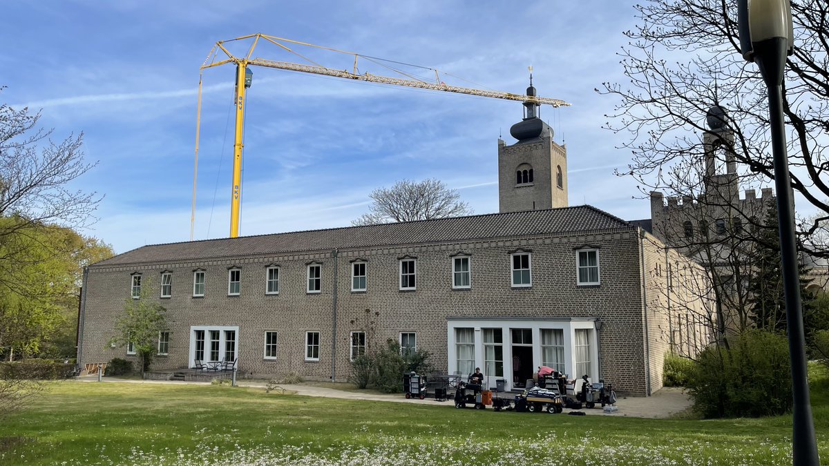 PJMilieuBV's tweet photo. Soms is een trap of ladder niet hoog genoeg voor een #asbestinventarisatie. Maar voor PJ Milieu BV is iets niet snel te hoog...  #asbest #amerfoort https://t.co/3nlr0cwZoq