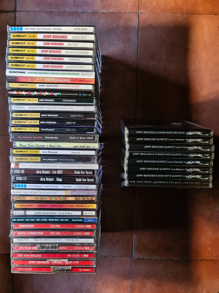 JazzCfree's tweet photo. JAZZ:
Constatación que me gusta "un poco" el saxofonista Jerry Bergonzi.
- Discografía oficial lider y acompañante: 35 CD.
- Discografía no oficial/bootlegs: 8 CD.
Y que conste que me faltan discos.
#JerryBergonzi https://t.co/WzSsa3J8oG