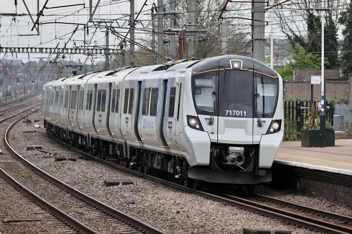 brownandrew15's tweet image. Great Northern’s 717011 in NHS/Key Worker livery arrives at #AlexandraPalace on 21/04. #Class717