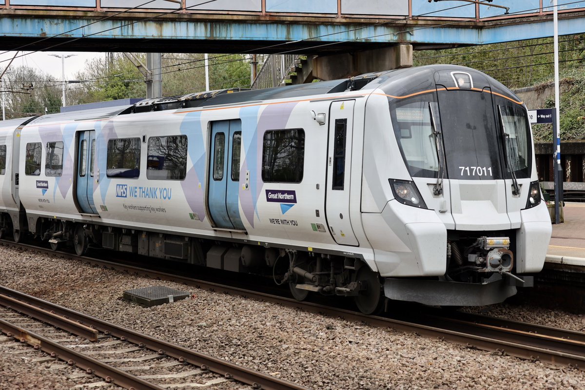 brownandrew15's tweet image. Great Northern’s 717011 in NHS/Key Worker livery arrives at #AlexandraPalace on 21/04. #Class717
