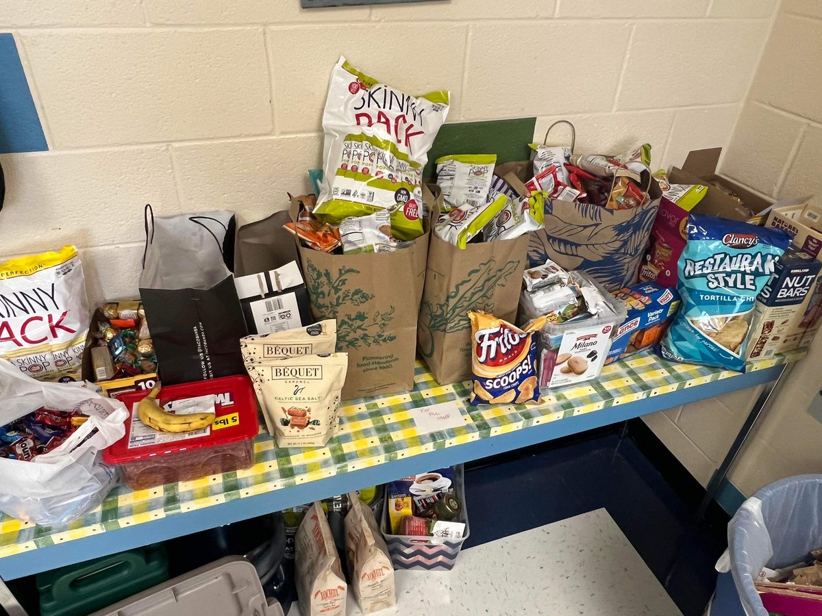 Work hard, snack often! As part of   <a href="/CubRunFCPS/">Cub Run ES</a> teacher &amp; staff appreciation, we provided a snack cart with healthy &amp; indulgent treats! The leftovers are in the lounge for future snacking! Thank you to all who donated! 
#gratitudepost #thankyou <a href="/fcpsnews/">Fairfax Schools 🌟</a> #snacking