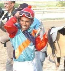 jockeypronos's tweet photo. Hoy en nuestro jueves de #TBT recordamos a Alfredo García. nació el 29/08/1970 en Sucre. Debuta en La Rinconada en 1995 ganando en 2 años mas de 100 carreras. Problemas lo alejan de las pistas, retorna en 2008, para obtener otros triunfos.
Cuantos lo recuerdan?

#jockeypronóstico https://t.co/sOmBZZxdGM