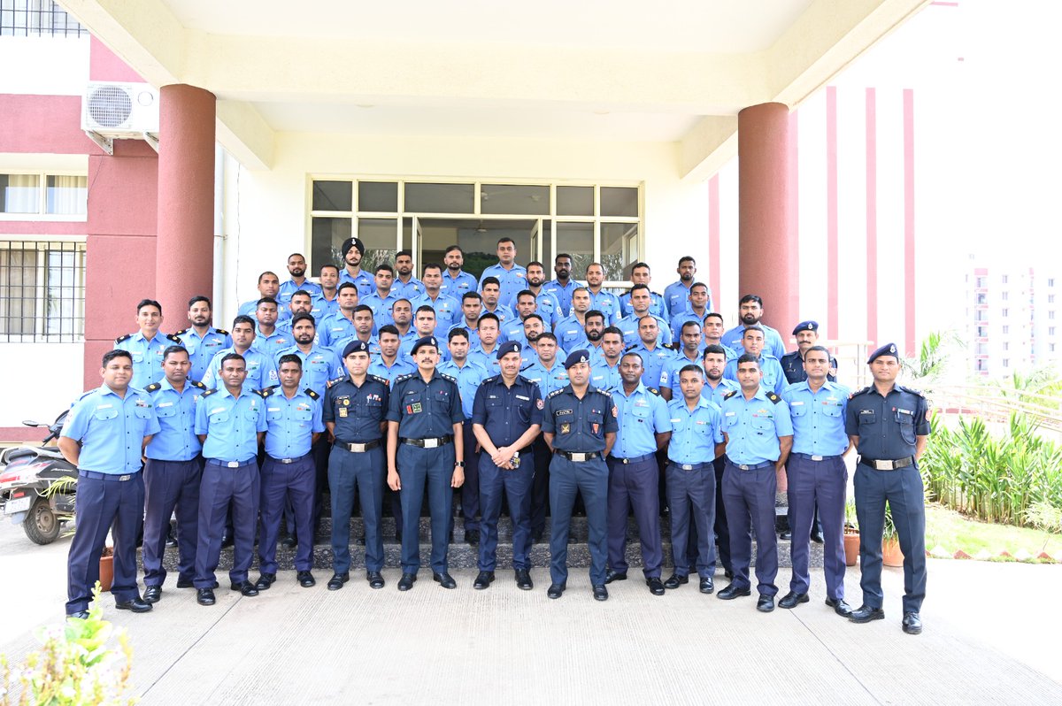 05NDRF's tweet photo. #AzadiKaAmritMahotsav
#training visit organized for staff of #INSShivaji #NBCDSchoolLonaval at #5BNNdrfHQRs to understand about the capabilities of #NDRF in #DisasterManagement
#MutualTrainingSession
#NDrf #IndianNavy
#FightAgainstDisaster
@ndmaindia @ANI @PIB_India @NDRFHQ https://t.co/ifoK2VZjDk