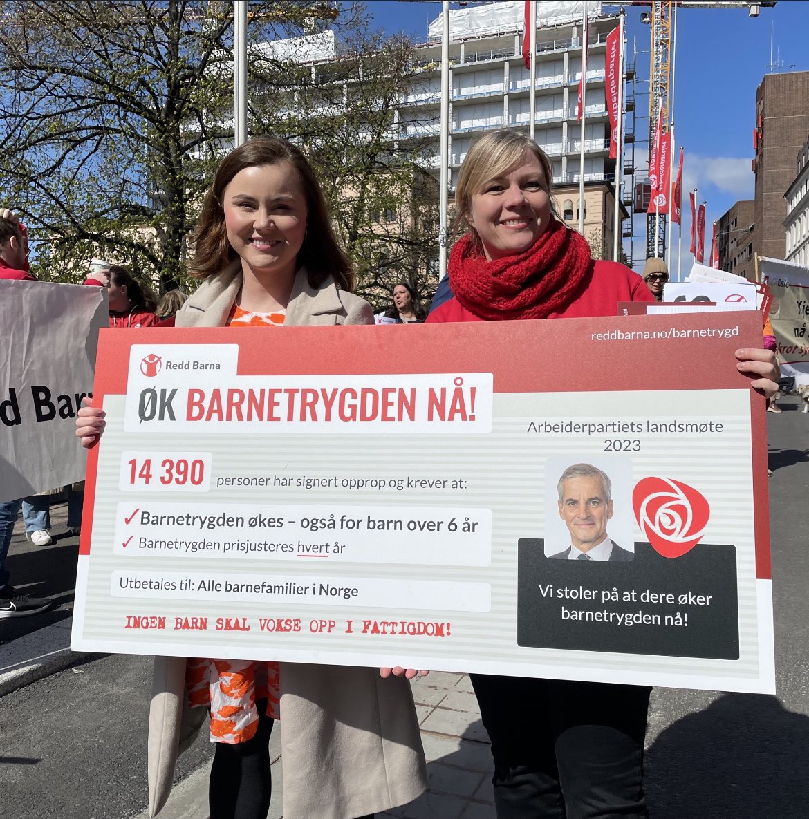 Redd Barna Vest (@reddbarnavest) on Twitter photo Redd Barna er i gang med sin aksjon for økt barnetrygd! Landsmøtet til <a href="/Arbeiderpartiet/">Arbeiderpartiet</a> har en historisk mulighet til å sikre flertall for økt barnetrygd! Her med ordfører i Bergen <a href="/linnengo/">Linn Kristin Engø</a> - Lykke til! Redd Barna er i gang med sin aksjon for økt barnetrygd! Landsmøtet til <a href="/Arbeiderpartiet/">Arbeiderpartiet</a> har en historisk mulighet til å sikre flertall for økt barnetrygd! Her med ordfører i Bergen <a href="/linnengo/">Linn Kristin Engø</a> - Lykke til!
