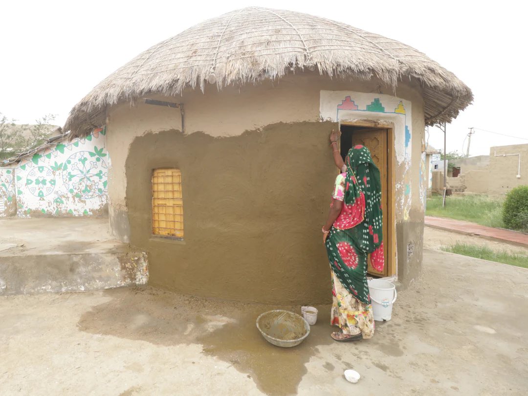 memerakisocial's tweet photo. Discover Lippan Art - Mud Houses, Mud Art! 🏠🎨💫 Check out our latest blog on Lipayi 101: A Guide for Beginners on MeMeraki. 📖👀 Learn about India's unbroken tradition of architecture and the art of mud. 🔍💻👉 https://t.co/YUuQ8TX85x #lippan #mudart #indian #MeMeraki #Art https://t.co/IT8ZGHlHR5