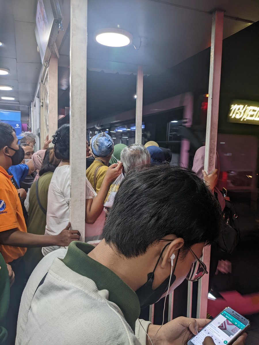 AldiiRenaldii's tweet photo. kayanya tije ga afdol kalo ga bikin nunggu set jam s.d sejam disini atau ga sampek nyesek nih halte🤣 @PT_Transjakarta https://t.co/ipMoDRCF9j