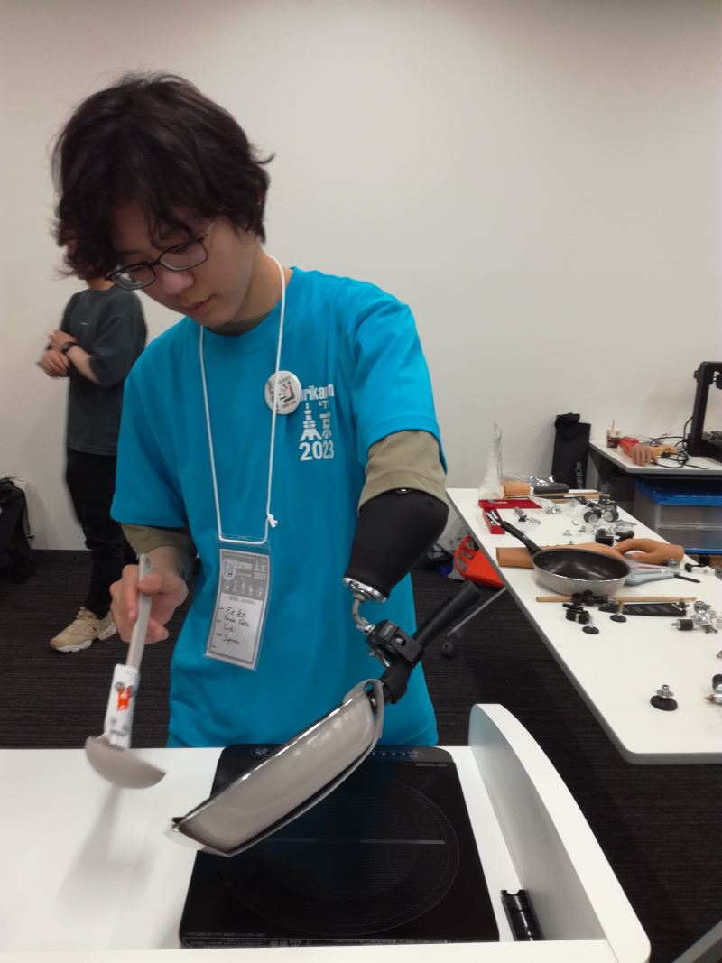 Première journée du Fabrikarium Tokyo: Mise en  place des équipes, recueil des besoins du porteur Kawabe-san et premiers tests du matériel @Bionicohand Gadget tools !
