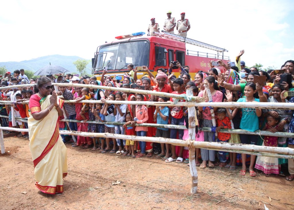राष्ट्रपति द्रौपदी मुर्मू तीन दिवसीय दौरे पर पहुंची ओडिशा-President Draupadi Murmu reached Odisha on a three-day visit