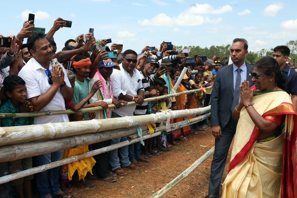 राष्ट्रपति द्रौपदी मुर्मू तीन दिवसीय दौरे पर पहुंची ओडिशा-President Draupadi Murmu reached Odisha on a three-day visit