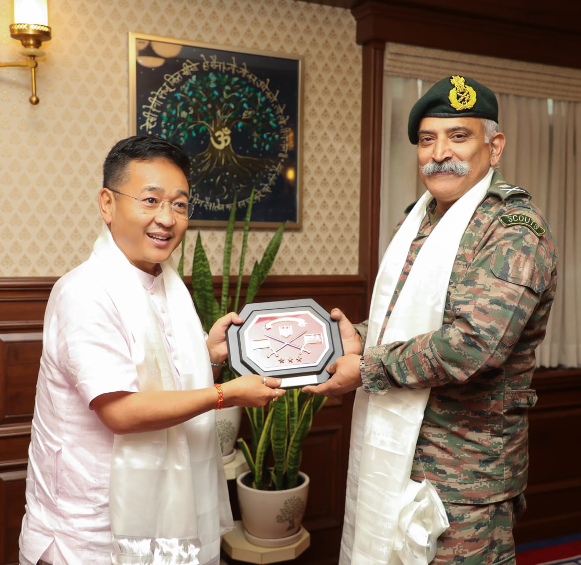 #IndianArmy
Lt Gen RP Kalita #ArmyCdrEC called on Hon’ble Governor of Sikkim,Shri Lakshman Prasad Acharya & Hon’ble Chief Minister of Sikkim,Shri Prem Singh Tamang & discussed aspects pertaining to Nation Building & Civil Military Fusion towards infra development of Border areas