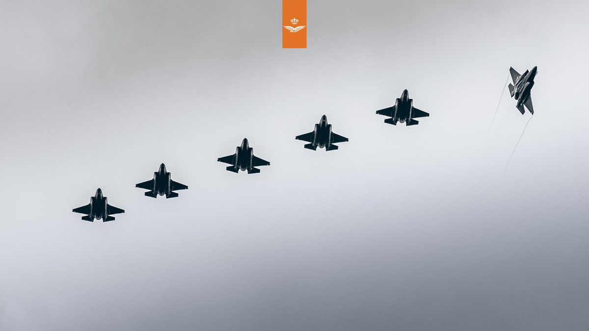 Deze ochtend vliegen jachtvliegtuigen een ‘missing man’ formatie over voormalig vliegbasis Soesterberg voor de jaarlijkse herdenkingsplechtigheid tijdens de Nationale Dodenherdenking. #watvliegter #LestWeForget #herdenken #4mei <a href="/gemeentesoest/">Gemeente Soest</a> <a href="/gemeentezeist/">Gemeente Zeist</a> @NMMSoesterberg