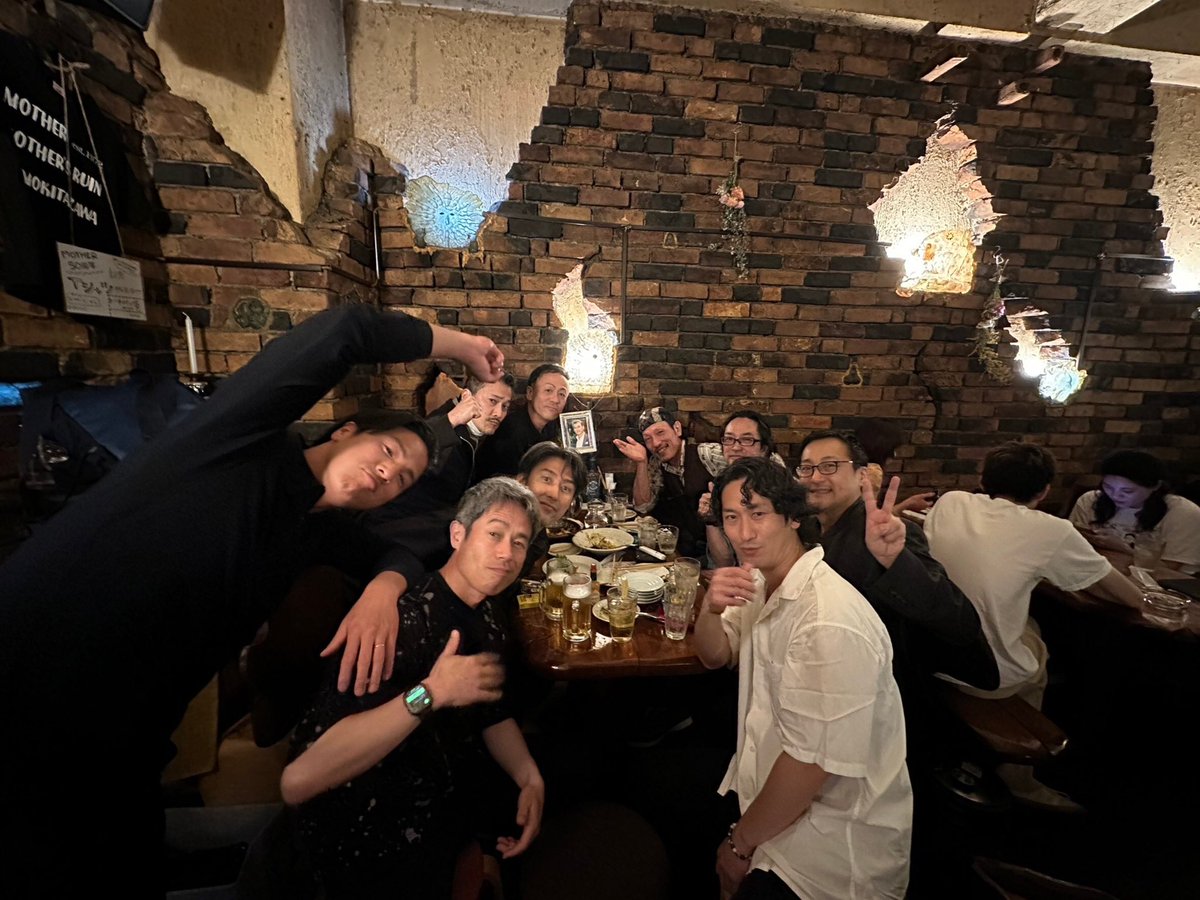 YAMATOxSAMURAI's tweet photo. 昨日は渡辺裕之さんの一周忌。
映画「The Winds of God」で
共演した仲間たちと集まりました。

僕が表現者でいられる原点。

出逢ってから18年近く経っても
今もこうやって集まり
当時の話やお互いの近況を
あの頃と変わらず語りあえる
「縁」に心より感謝。

#TheWindsOfGod
#今井雅之
#渡辺裕之 https://t.co/Z4PlXsFAYz