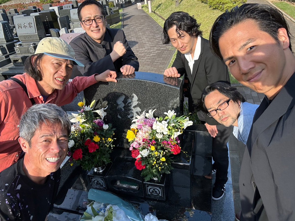 YAMATOxSAMURAI's tweet photo. 昨日は渡辺裕之さんの一周忌。
映画「The Winds of God」で
共演した仲間たちと集まりました。

僕が表現者でいられる原点。

出逢ってから18年近く経っても
今もこうやって集まり
当時の話やお互いの近況を
あの頃と変わらず語りあえる
「縁」に心より感謝。

#TheWindsOfGod
#今井雅之
#渡辺裕之 https://t.co/Z4PlXsFAYz