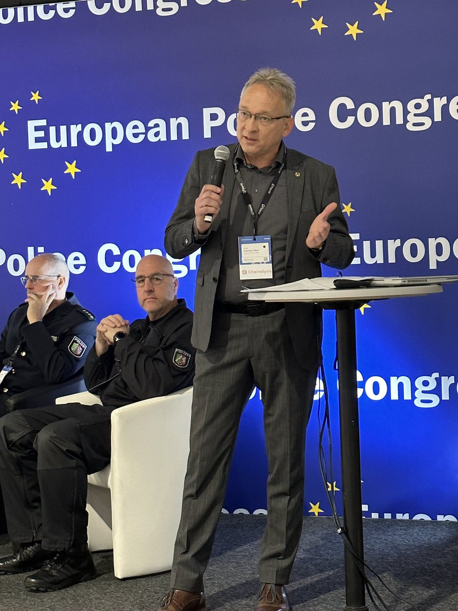 GdPPresse's tweet photo. Das #BePo-Sideevent des #epc2023, moderiert durch den #Inspekteur der #Bereitschaftspolizeien der Länder, Andreas #Backhoff. Mit dabei, Polizeiführer aus den Ländern und #GdP-BePo-Experte Clemens #Murr: „Um die BePo muss sich von Bund und Ländern deutlich mehr gekümmert werden.“ https://t.co/NbKwtLrOcH